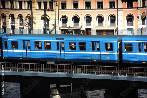 Tunnelbanan på järnvägsbron emellan slussen och gamla stan. photo