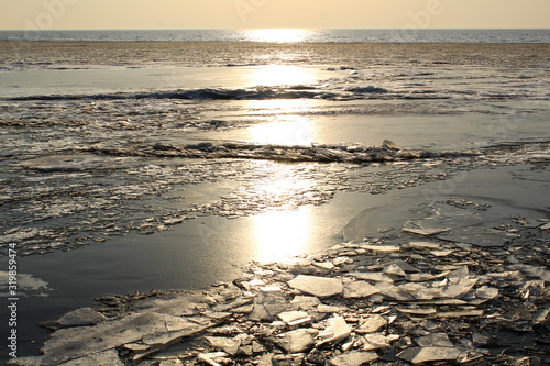 Fototapeta Naklejka Na Ścianę i Meble -  beautiful ice lake and the sun in cold winter
