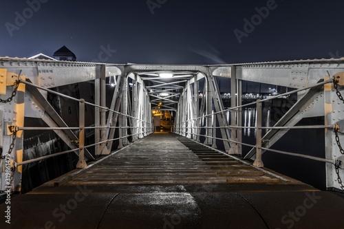 Foto Surface level of footbridge along railing