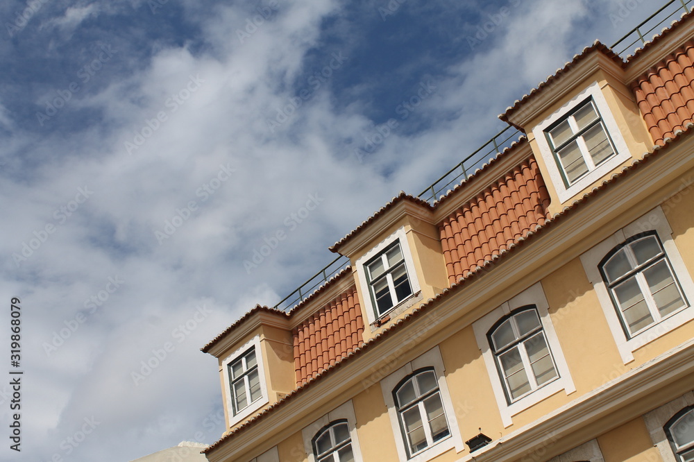 palazzo di Lisbona, tetto rosso su cielo azzurro