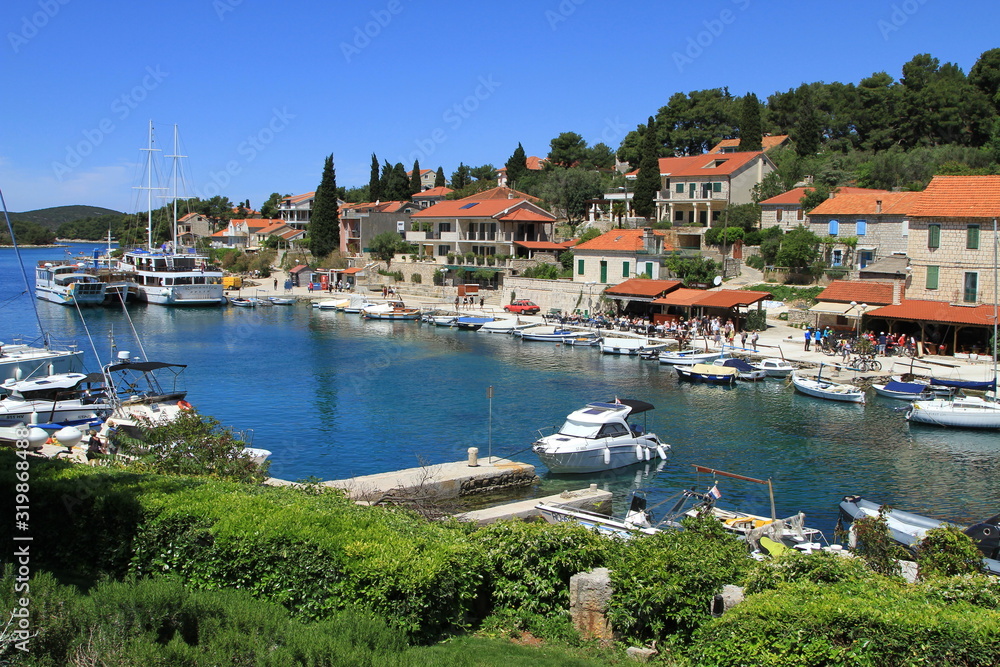 Petit port de plaisance sur une île de Croatie