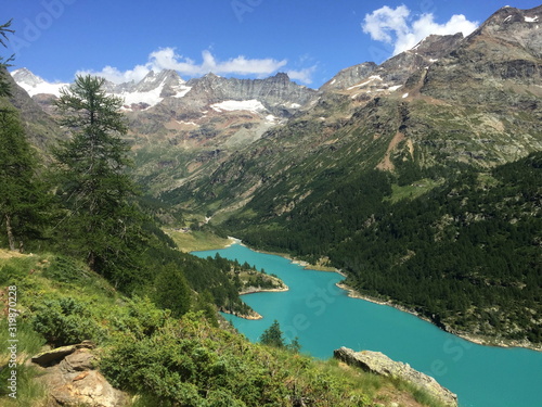Fototapeta Naklejka Na Ścianę i Meble -  lac dans le massif du Mont-Blanc