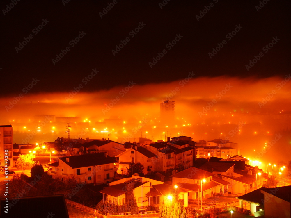 panorama di città nebbiosa con effetto d'incendio