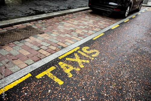 Foto Parking lane for taxi cars and cabs in Brittish and Scottish cities with a yello