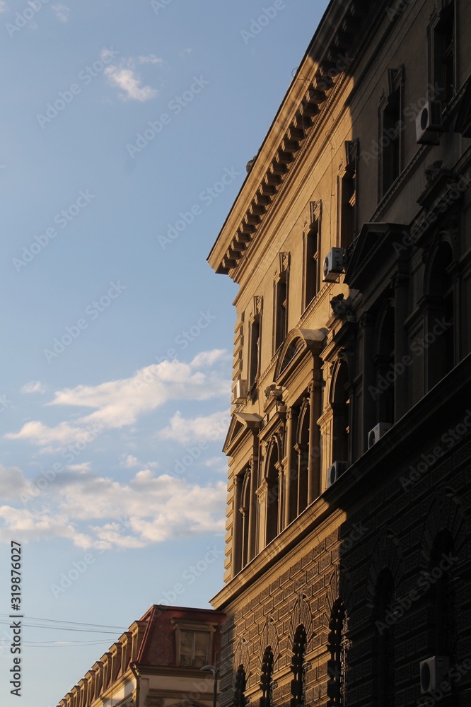 scorcio di facciata illuminata 