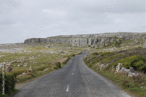 strada vuota nell'altopiano del Burren