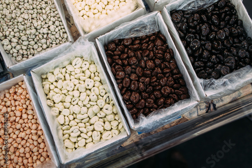 Closeup glazed nuts in the market © Илья Антохин