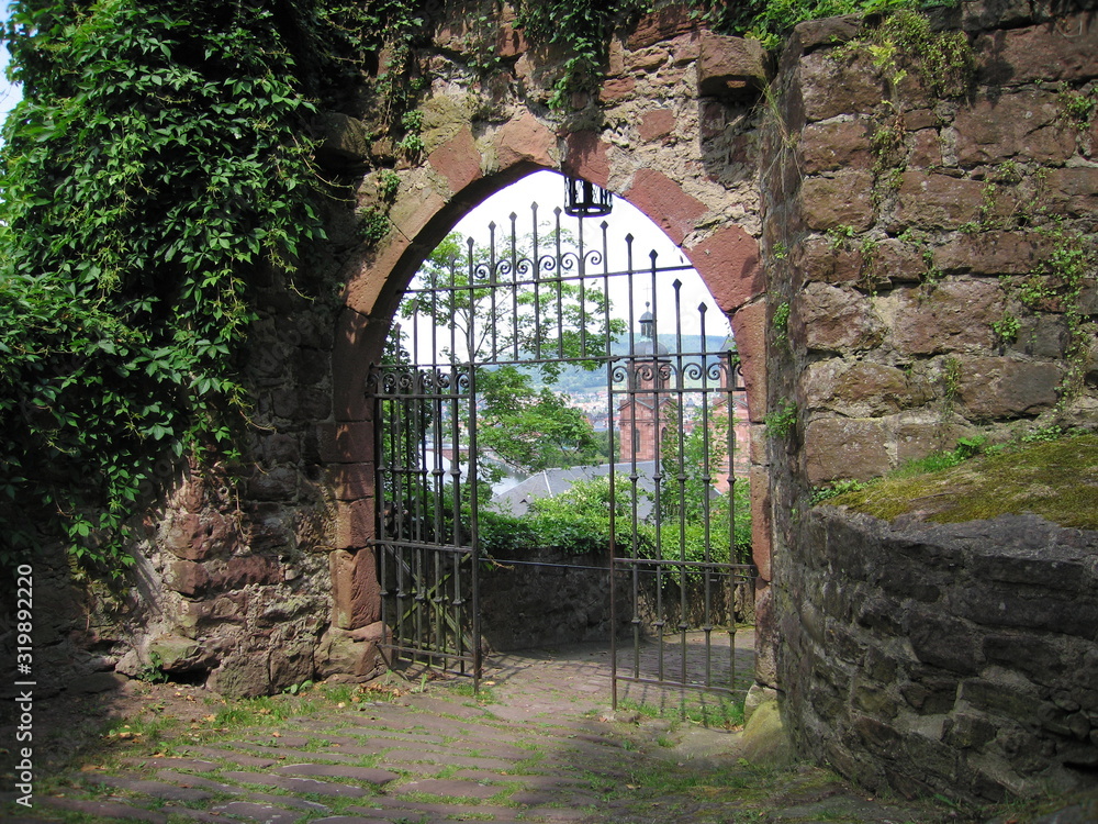 Fototapeta Mittelalterliches Gartentor mit Mauer und Gitter