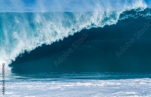 Fototapeta Naklejka Na Ścianę i Meble -  Beautiful breaking wave at Banzai Pipeline Hawaii