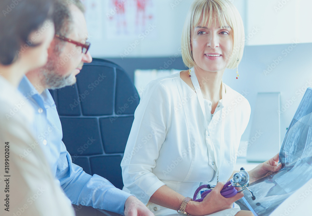 Obraz premium Medical doctor looking at a x-ray image in the office