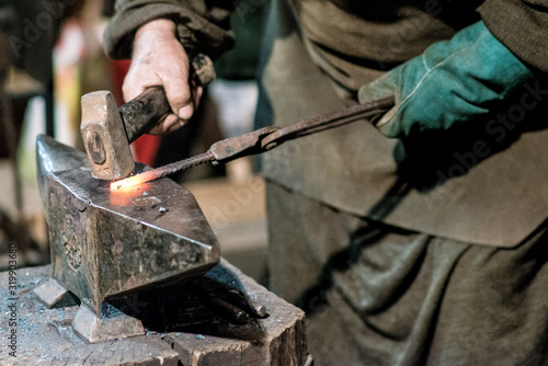 blacksmith working on red iron Fototapete