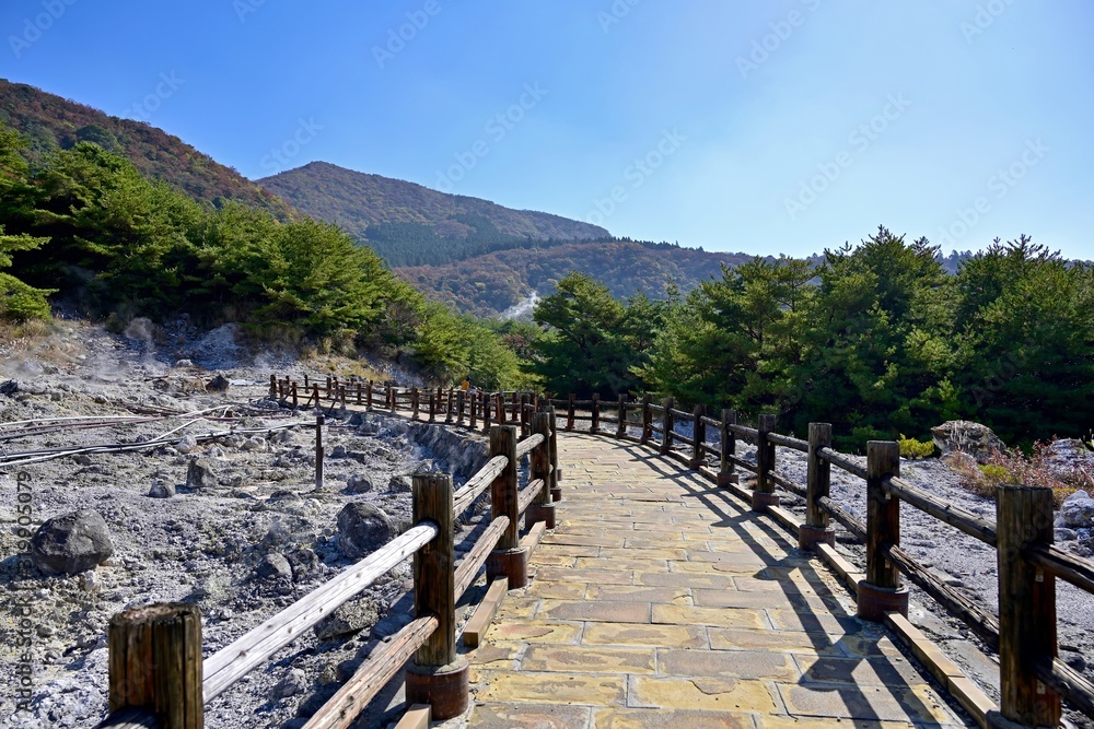 Fototapeta premium 荒涼とした雲仙地獄と吹き上げる水蒸気の情景＠長崎