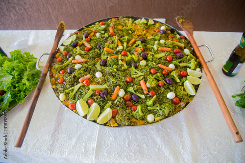 Fotografía Prato de paella caipira. Com Frango Legumes, Salada