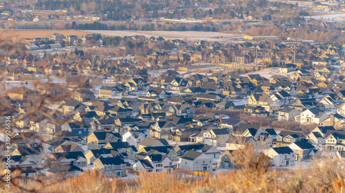 Photo Panorama Neighborhood landscape nestled amid hilly terrain blanketed with snow in winter