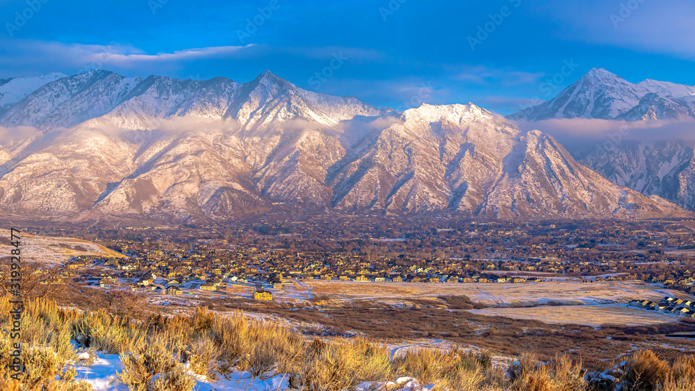 Obraz premium Photo Panorama frame Panoramic view of Mount Timpanogos and residences blanketed with snow in winter