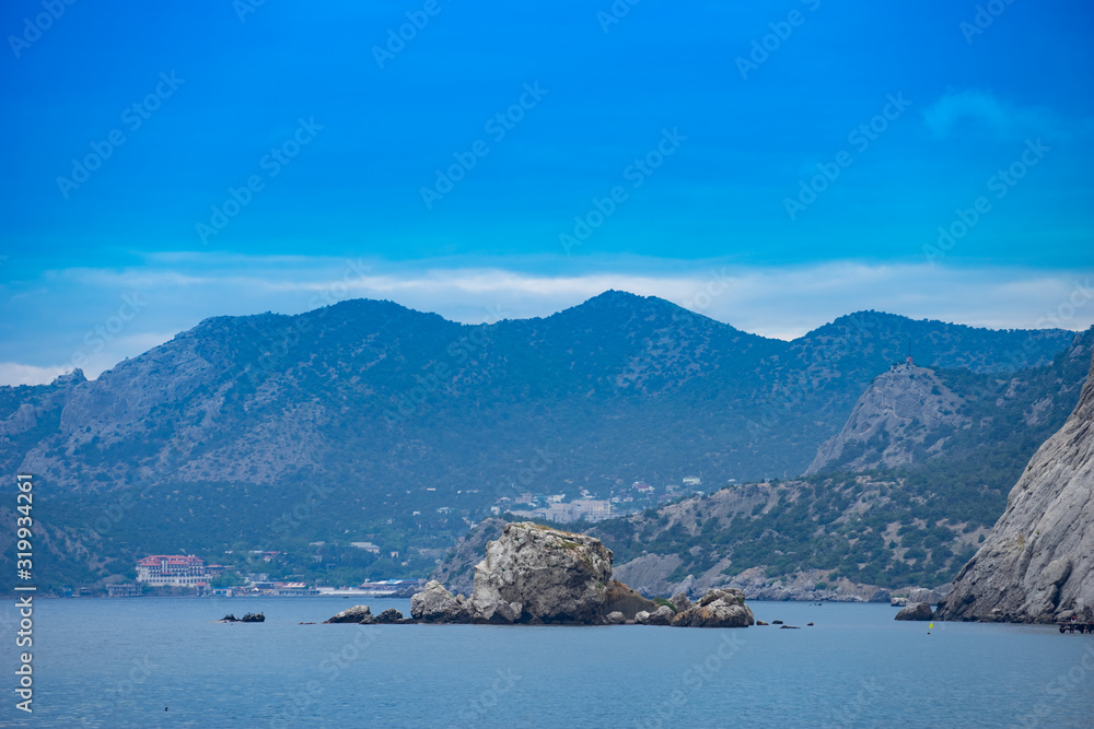 Marine landscape with views of the cliffs and mountains.