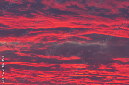 真っ赤に染まる夕焼け雲