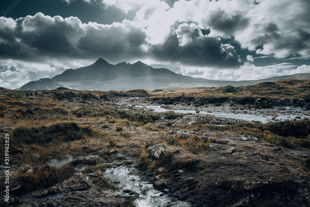 Obraz premium Dramatic cascading rocky river of the Sligachan mountain range in Isle of Skye