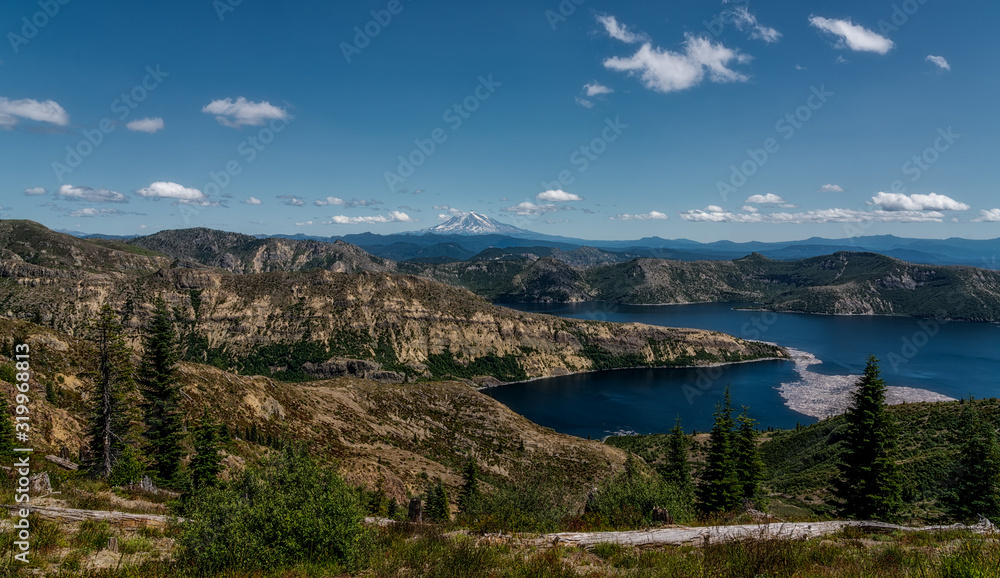 Obraz premium Mountain, Trees and a Lake - Washington