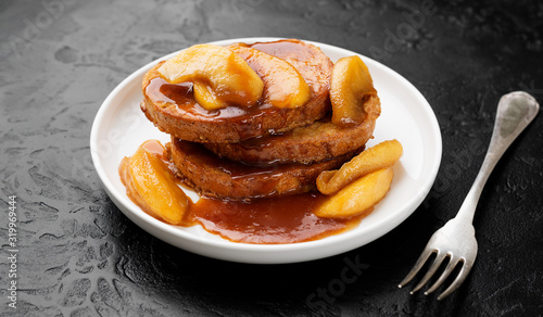 Foto French toast with caramel apple topping, delicious seasonal breakfast