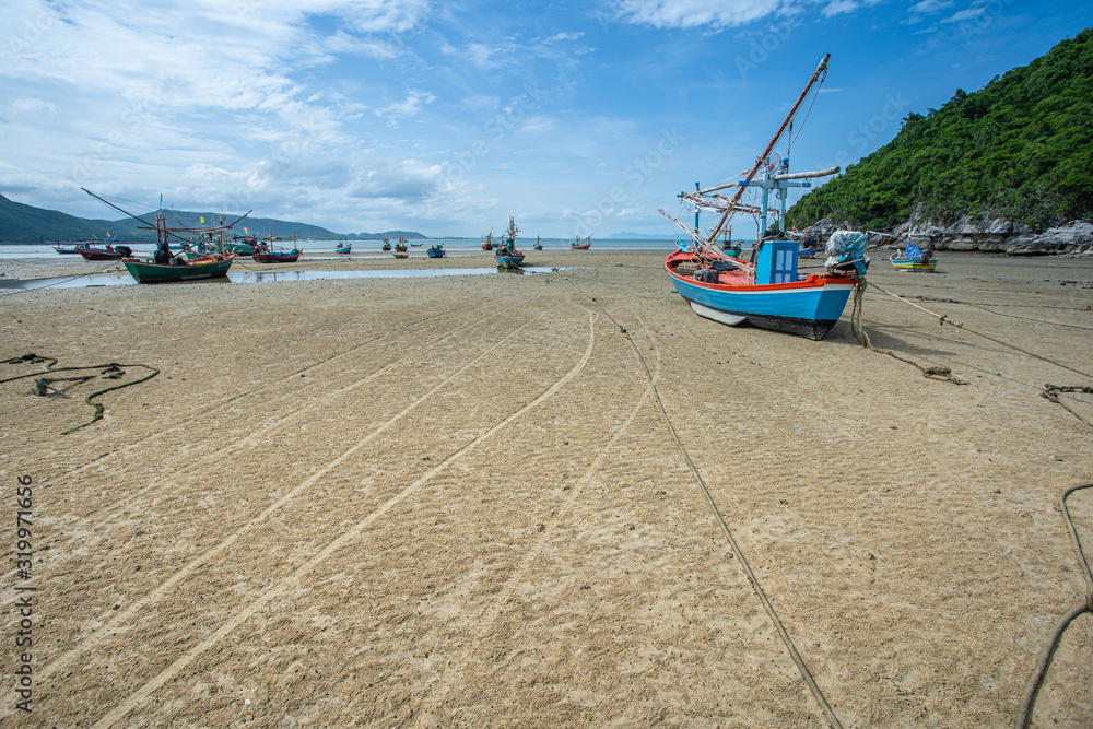 Obraz premium beach and boat with cloud
