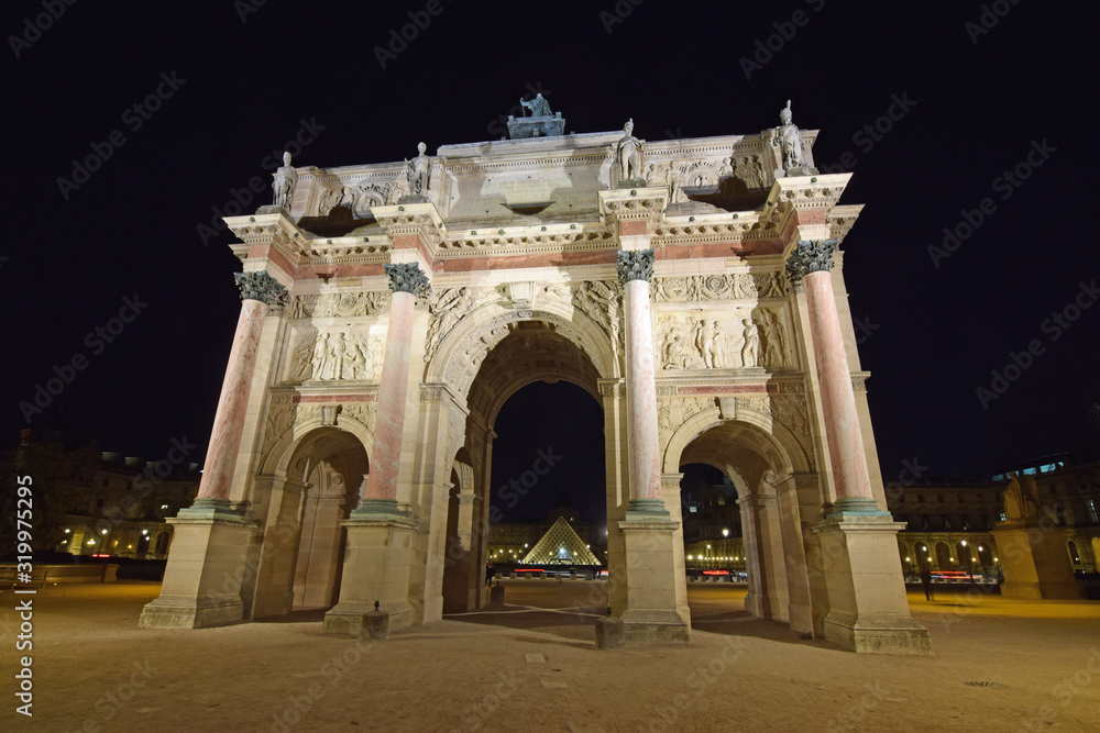 Fototapeta premium Triumphbogen in Paris bei Nacht