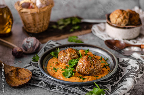 Grilled meatball with curry tomato sauce