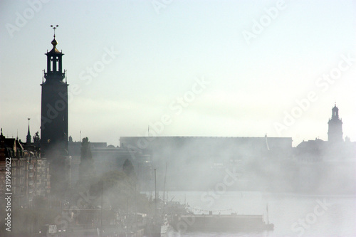 Stockholms stadshus i dimma