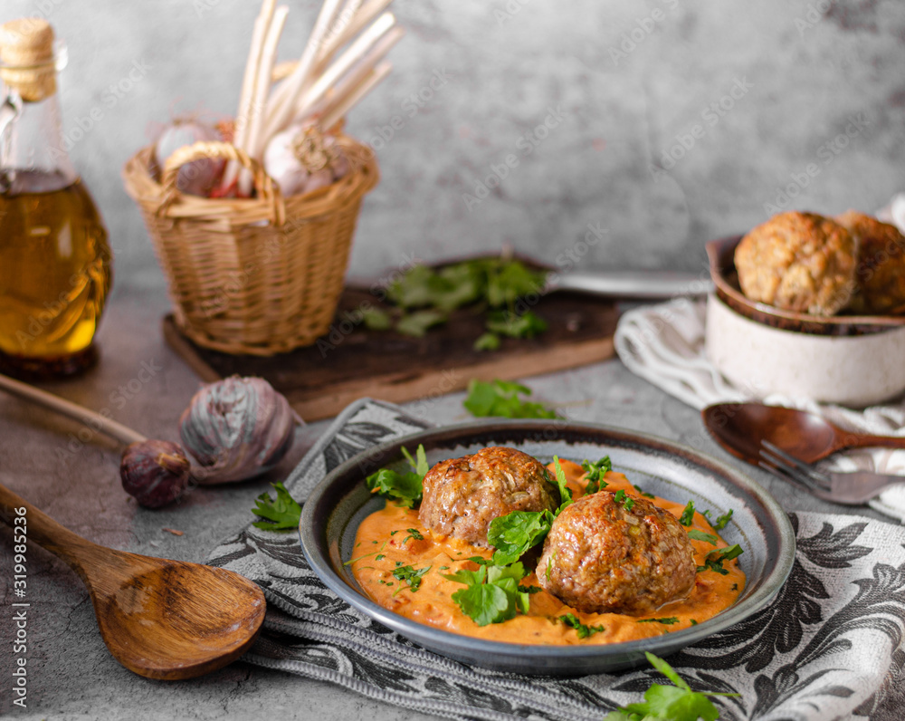 Grilled meatball with curry tomato sauce