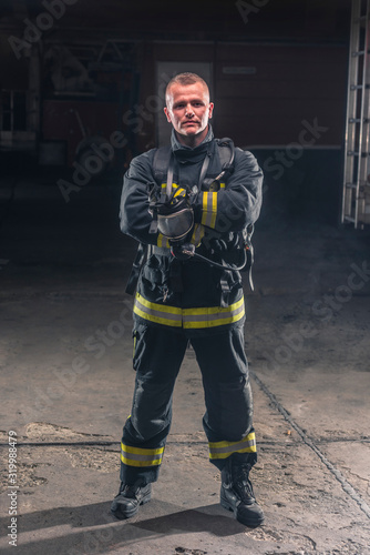 Photo Portrait of a fireman wearing firefighter turnouts and helmet