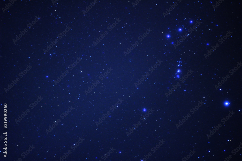 Fototapeta premium gwiazdy na niebie w ciemną noc.