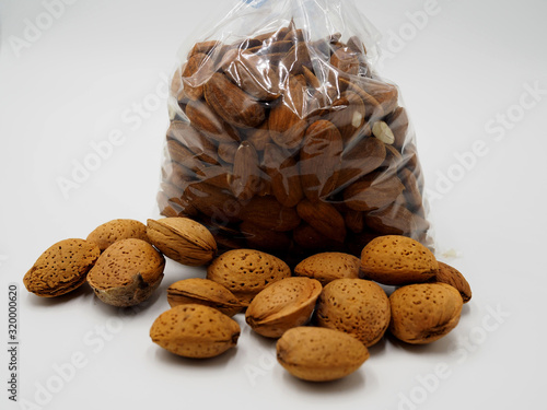 Obraz na plátně Almendras en una bolsa y almendrucos sin pelar