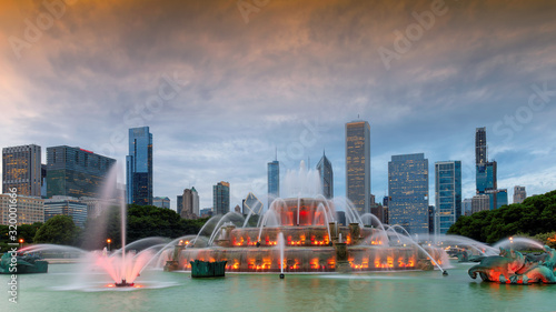 Платно Chicago skyline at sunset and Buckingham fountain, Chicago, Illinois, USA