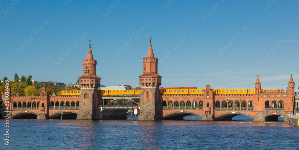 Berlin - Oberbaumbrücke mit S-Bahn