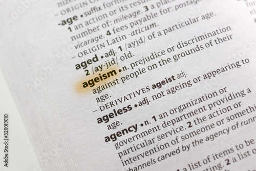 Fotografie The word or phrase Ageism in a dictionary.