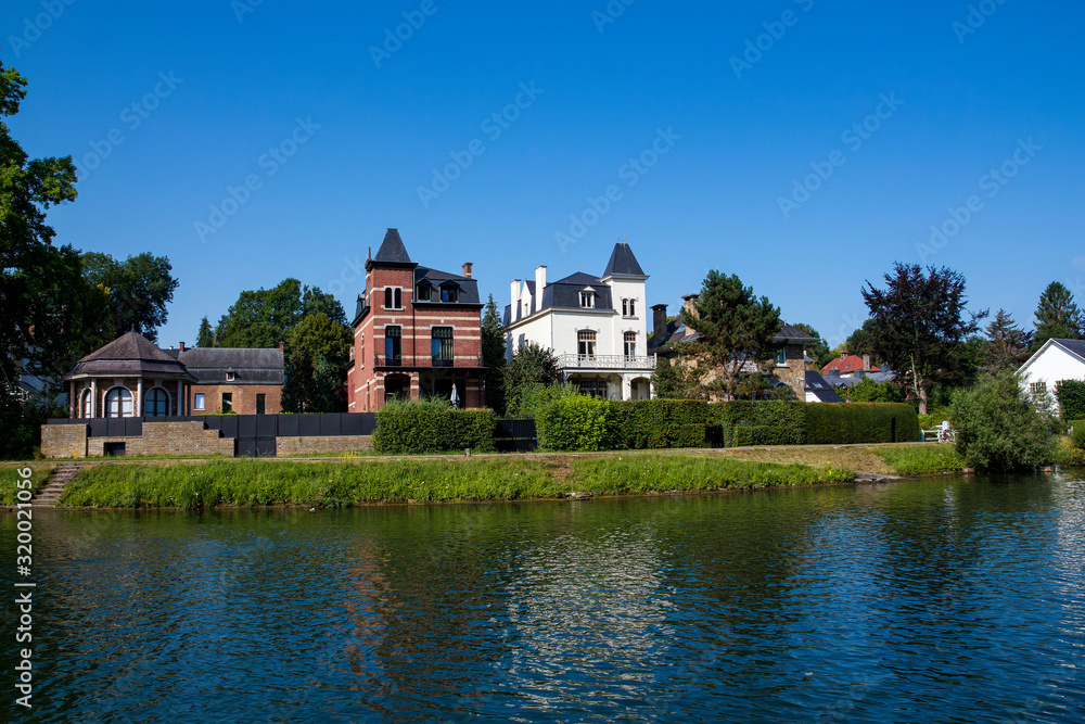 Sicht auf sehr schöne Häuse in Belgien von der Maas aus.