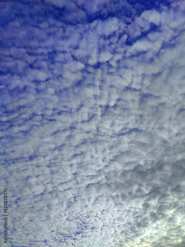 Nuves blnacas en cielo azul Nuves blnacas en cielo azul