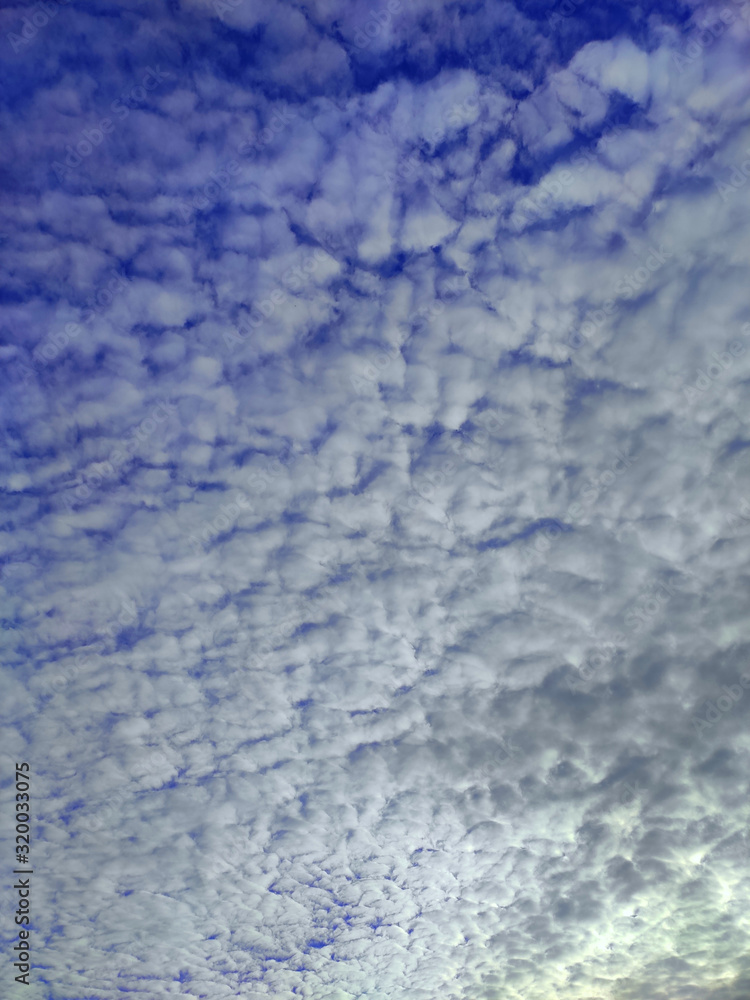 Nuves blnacas en cielo azul