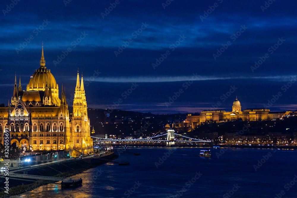 Fototapeta premium Budapeszt nocą, węgierski parlament (po lewej) i Zamek Królewski (po prawej)