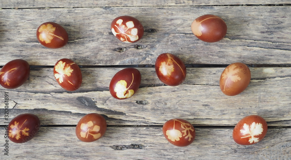 Obraz premium Easter eggs painted onion peel on a wooden ancient background. We use all natural.