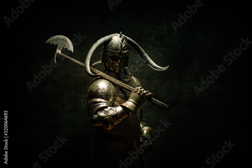 Foto Portrait of a Viking Berserker warrior, holding a halberd on his shoulder