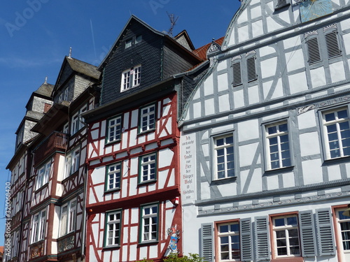 Fachwerkfassaden mit Rathausecke am Marktplatz in Butzbach / Wetterau