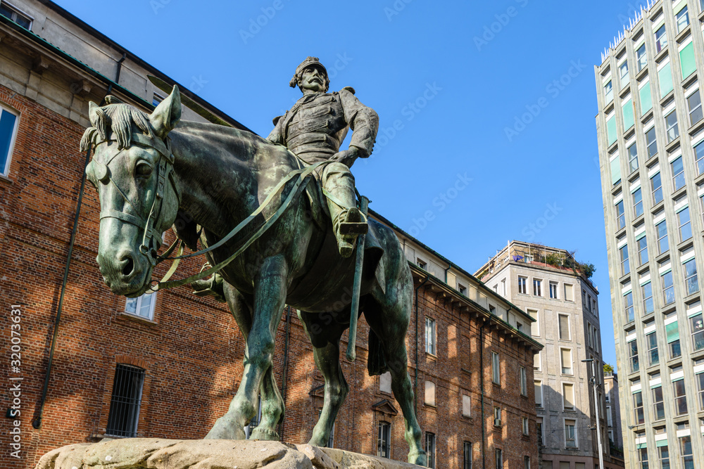 Naklejka premium Milano Piazza Missori monumento a generale Missori