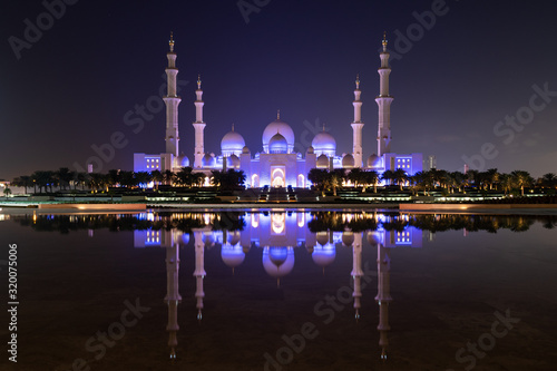 Die Scheich-Zayid-Moschee in Abu Dhabi bei Nacht