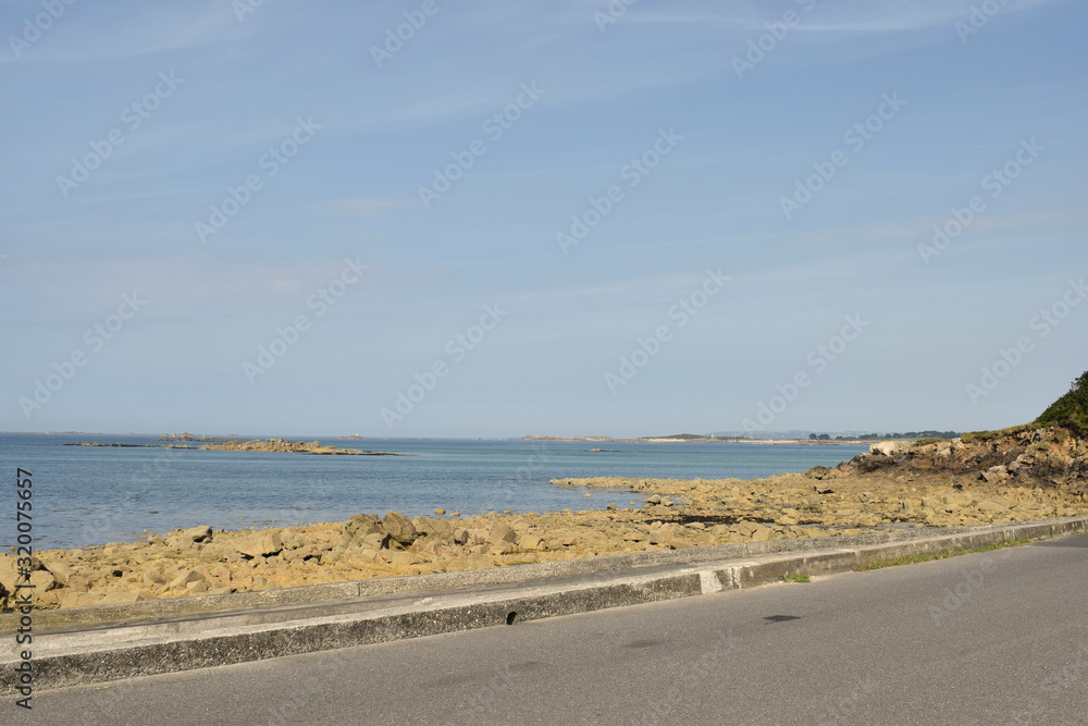 Rochers falaises océan à perte de vue pour vue de Saint Pol de Léon dans le Finistère en Bretagne
