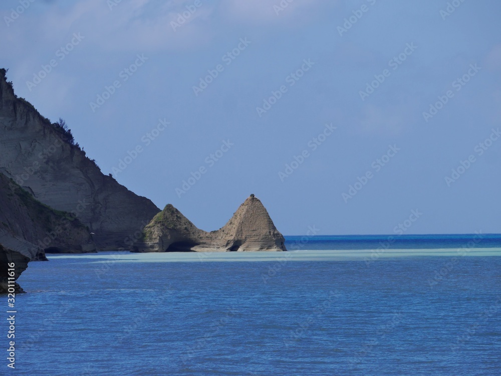 błękitne wybrzeże z klifami greckiej wyspy korfu.logan beach