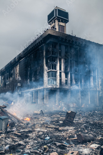 Quadro su tela Burned building and barricades at the Maidan square in Kyiv, Ukraine during anti