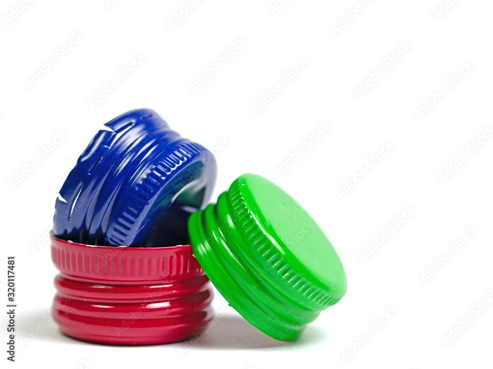 Bunte Drehverschlüsse, alte Flaschenverschlüsse aus Aluminium vor weißem Hintergrund