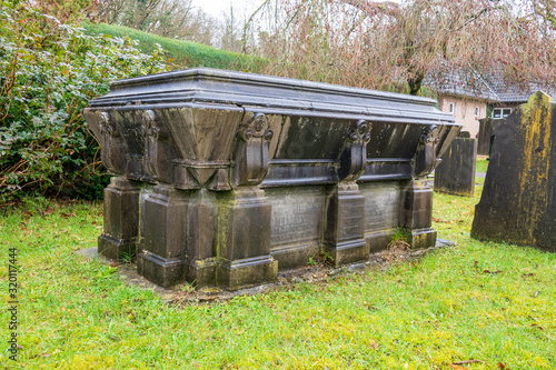 Historisches Grabmal auf einem Friedhof in Holland 