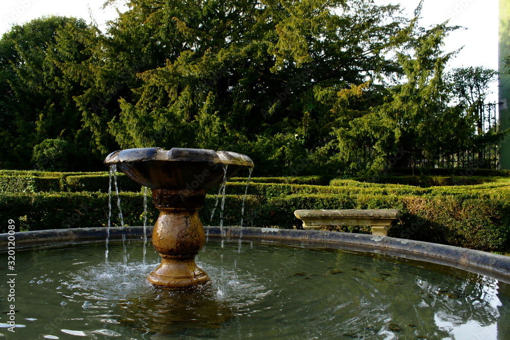 Fuente en el Parque de la Marquesa, o de la Ferrera con banco de piedra ...